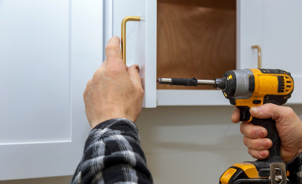 Cupboard-handle-installation-replacement